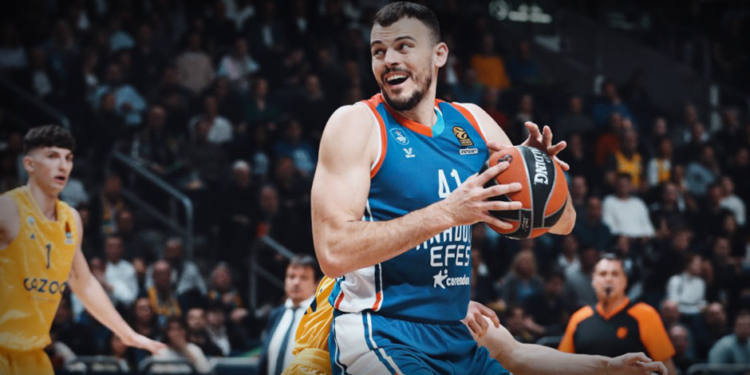 Anadolu Efes evinde farklı kazandı