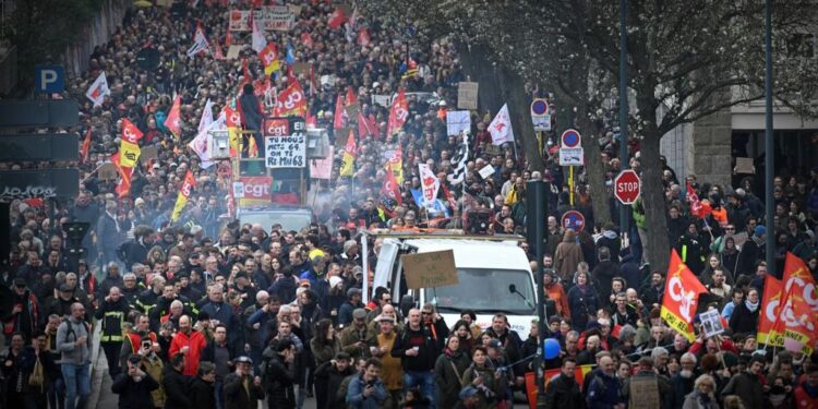 Fransa’da emeklilik reformu protestoları devam ediyor, Macron’un popülaritesi düşüyor