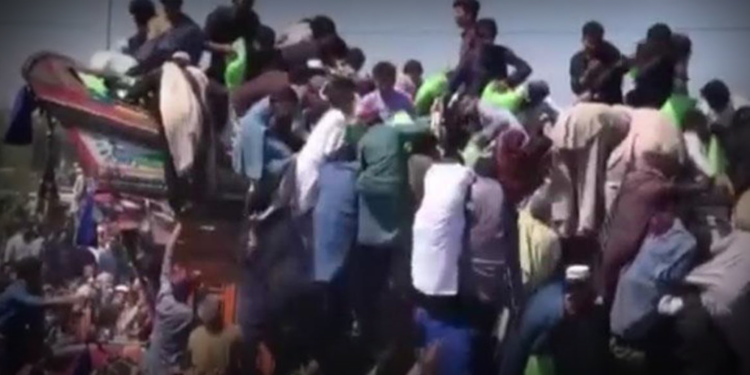 Pakistan’da izdiham