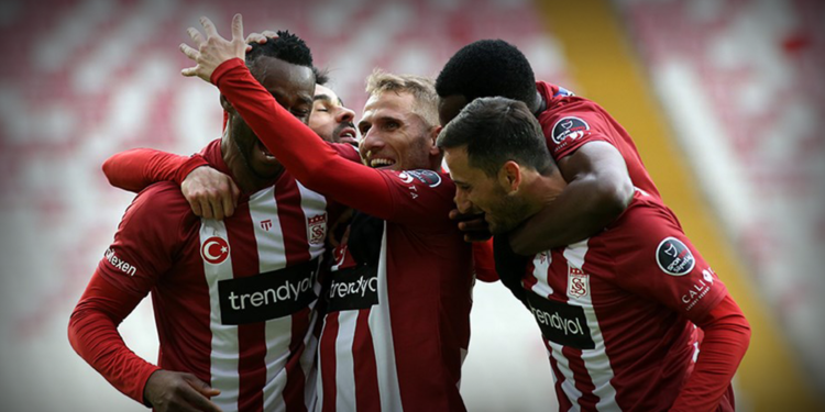 Sivasspor evinde 2 golle sevinen taraf oldu