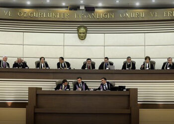 Anayasa Mahkemesi: Evlenen kadınlar kocasının soyadını kullanmak zorunda değil