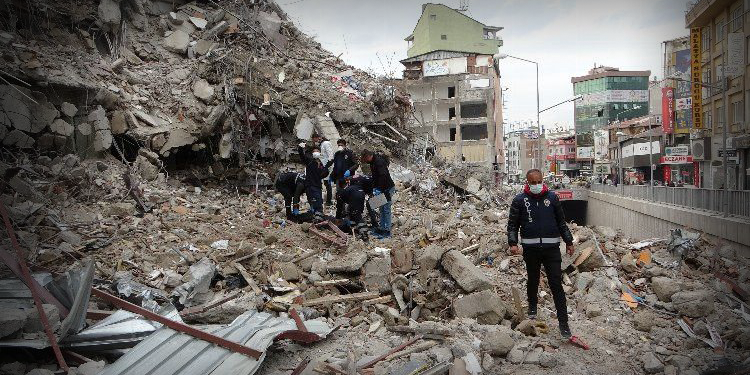 Depremden 55 gün sonra enkazdan erkek cesedi çıkarıldı
