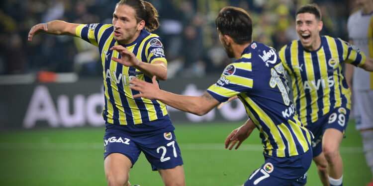 Fenerbahçe son dakikada Crespo ile 3 puanı kaptı