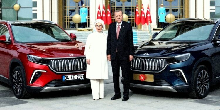 İlk TOGG Erdoğan çiftine teslim edildi