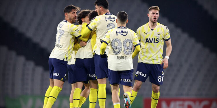 Süper Lig’de Fenerbahçe geriden gelerek kazandı