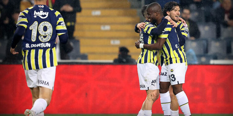 Türkiye Kupası’nda son yarı finalist Fenerbahçe oldu