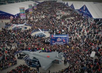 TEKNOFEST’te ilkler: İnsanlı ve insansız savaş uçakları birlikte uçtu