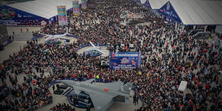 TEKNOFEST’te ilkler: İnsanlı ve insansız savaş uçakları birlikte uçtu