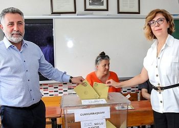 Lider Sandal oyunu kullandı “Vatanını seven sandığa gelsin”