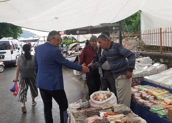 Lider Topaloğlu’ndan pazar esnafına ziyaret