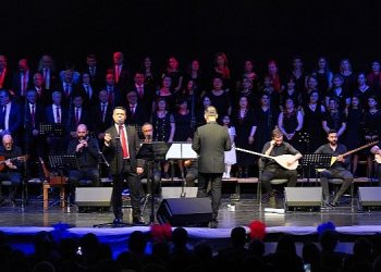 Türküler, zelzelede ömrünü yitirenler anısına seslendirildi