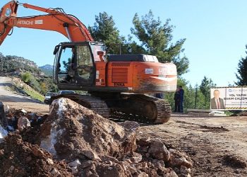 Akseki’de bozulan yollar onarılıyor