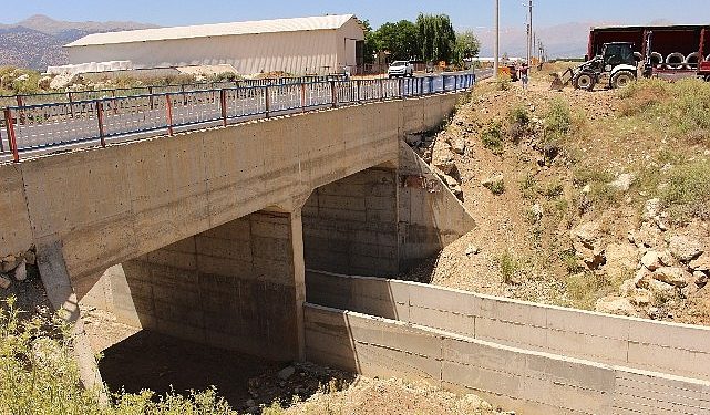 Antalya Büyükşehir Belediyesi Yakaçiftlik’e sulama gayeli bürz temin etti