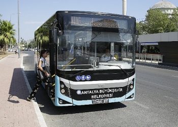 Antalya Büyükşehir Belediyesi’ne ilişkin resmi plakalı toplu ulaşım araçları ve hafif raylı sistem araçları 4 günlük bayram tatilinde toplu ulaşımda fiyatsız yolcu taşıyacak.