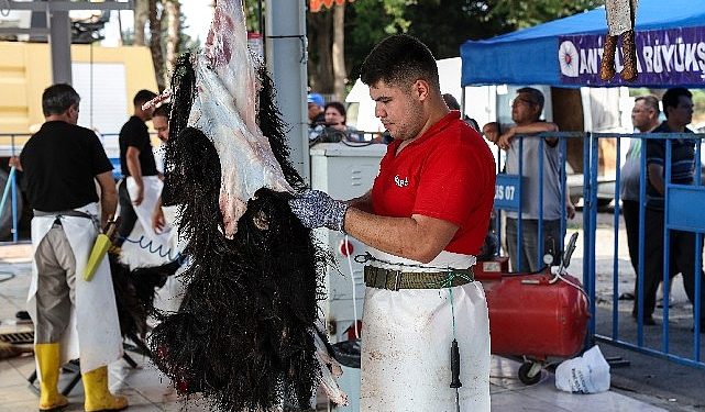 Antalya Büyükşehir’den 3 farklı noktada fiyatsız kurban kesim hizmeti