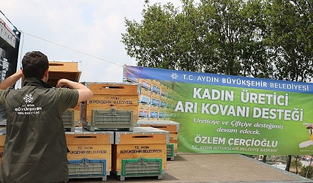 Aydın Büyükşehir Belediyesi’nden bayan arıcılara kovan dayanağı