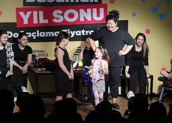 Bayraklılı tiyatrocular ayakta alkışlandı