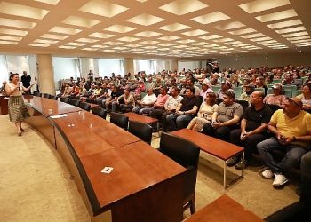 “Biz halkla ve çalışanlarıyla birlikte dimdik ayakta kalmayı başaran bir belediyeyiz”