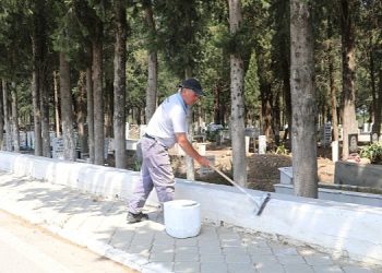 Burhaniye Belediyesi Mezarlıklar Bayrama Hazırlanıyor