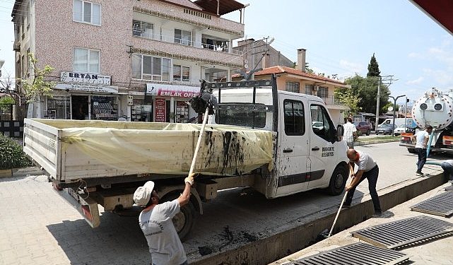 Burhaniye’de mazgal ve kanal paklığı devam ediyor
