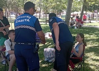 Büyükşehir Zabıtasından tatilcilere çikolata ikramı