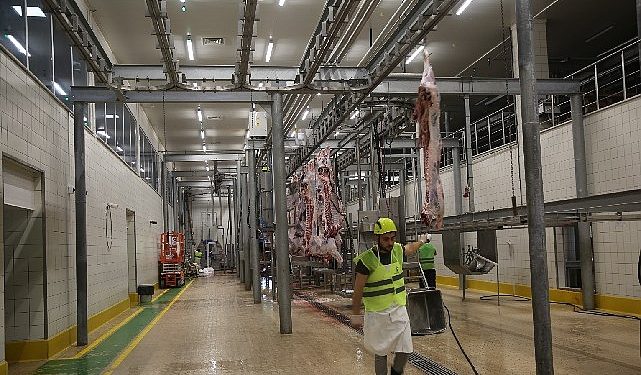 Çağdaş kesimhanede tekbirlerle kesim yapılıyor