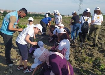 Çocuklar lokal fideleri toprakla buluşturdu