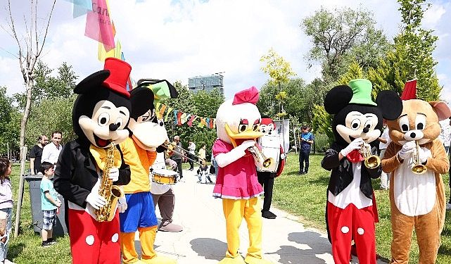 Çocuklara şenlik havasında karne armağanı