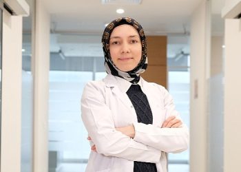 Diş ortalarının paklığı için en tesirli formül diş ipi kullanmak