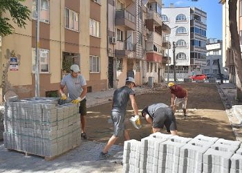 Edremit’te sokaklar parke taşlar ile örülüyor