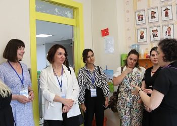 Erken Çocuklukta Sürdürülebilir Toplumsal Duygusal Âlâ Oluşu Destekleme Projesi için bir ortaya geldiler