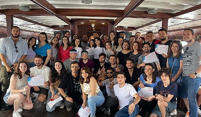 Genç İzmirliler yaza merhaba dedi