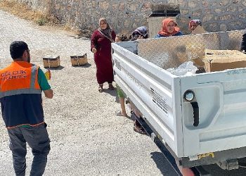 Gölcük Belediyesi Zelzele bölgesinde yardımlarını sürdürüyor
