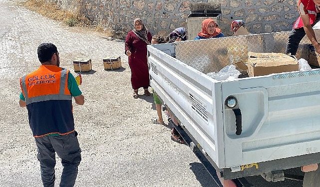 Gölcük Belediyesi Zelzele bölgesinde yardımlarını sürdürüyor