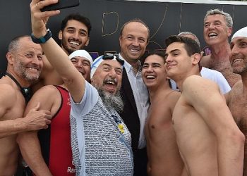 İklim krizine farkındalık oluşturmak için pedal çevirdiler, koştular, yüzdüler