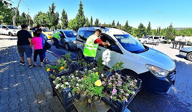 İzmir Büyükşehir Belediyesi’nden mezarlıklarda çiçek sürprizi