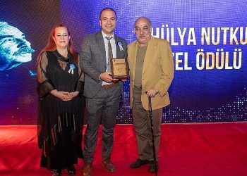 İzmir Kent Tiyatroları’na 6 kısımda “Özdemir Nutku” mükafatı