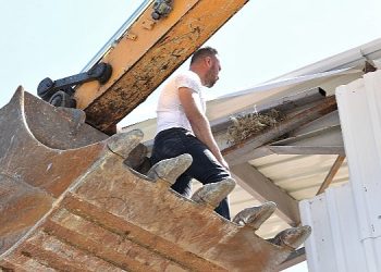 Kaçak yapı yıkımını kuş yuvası durdurdu