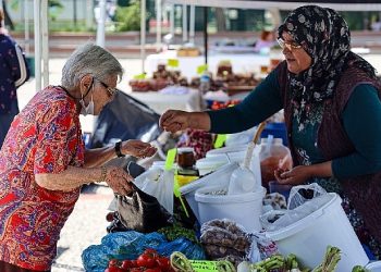 Karşıyaka’da atalık tohumların mahsulleri tezgahları süsledi