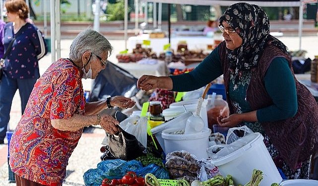 Karşıyaka’da atalık tohumların mahsulleri tezgahları süsledi