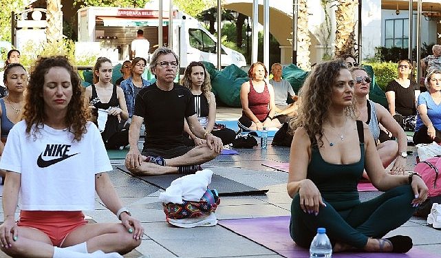 Karşıyaka’da en uzun güne yoga ile başladılar