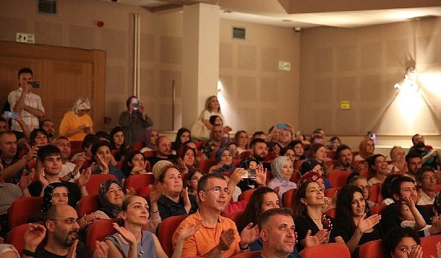 Kocaeli Büyükşehir’in Çocuk Korosu, müzikleriyle geçmişe götürdü