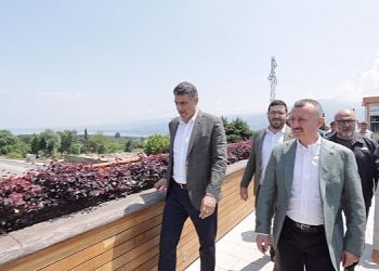 Lider Büyükakın hizmete giren üst geçitlerde incelemelerde bulundu