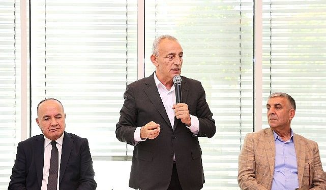 Lider Çebi, belediye işçisiyle bayramlaştı