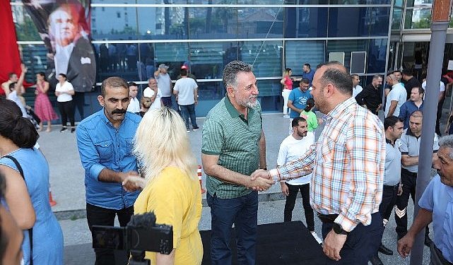 Lider Sandal işçisiyle bayramlaştı