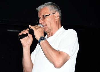 Lider Topaloğlu belediye işçisi ile bayramlaştı