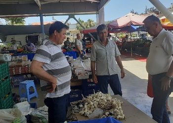 Lider Topaloğlu pazar esnafını ziyaret etti