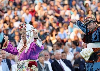 Memleketler arası Bergama Kermes Şenliği’ne harika açılış