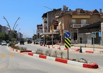 Menderes’te Kaldırımlar Kırmızı Beyaza Büründü