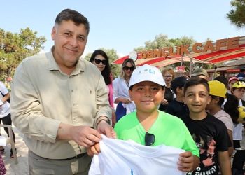 Menderes’te Mavi Bayraklar Göndere Çekildi